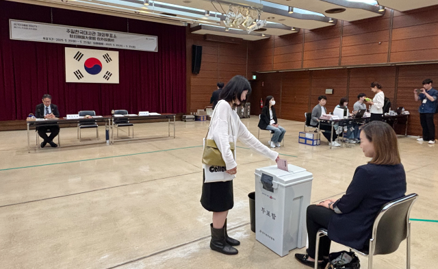 막오른 재외국민투표, 유권자 10만명 늘어