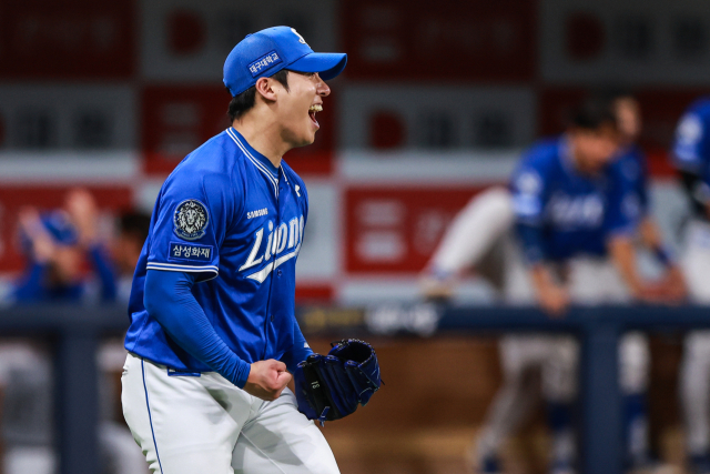 삼성 라이온즈의 원태인이 20일 서울 고척스카이돔에서 열린 키움 히어로즈와의 경기 8회말 1사 만루 위기에 몰렸으나 병살타를 유도, 이닝을 마치며 포효하고 있다. 삼성 제공