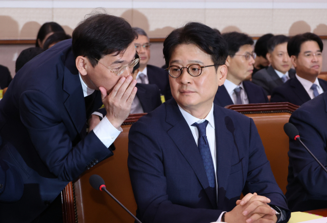 이창수 서울중앙지검장이 20일 전격 사의를 표명했다. 중앙지검 조상원 4차장도 동반 사의를 표명했다. 윤석열 전 대통령 부인 김건희 여사의 도이치모터스 주가조작 의혹 사건을 수사한 뒤 무혐의 처분한 일로 국회에서 탄핵 소추됐다가 헌법재판소의 기각 결정으로 업무에 복귀한 지 두 달여 만이다. 사진은 지난 2024년 10월 18일 국회 법제사법위원회의 서울고검, 수원고검, 서울중앙지검 등에 대한 국정감사에서 이창수 중앙지검장과 조상원 4차장이 대화하는 모습. 연합뉴스