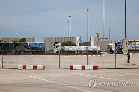 케렘샬롬 국경 검문소 지나는 구호트럭. EPA=연합뉴스