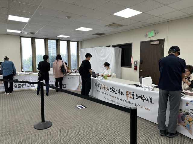 20일(현지시간) 오전 미국 로스앤젤레스(LA)총영사관 2층에 마련된 제21대 대통령 선거 재외투표소에서 유권자들이 신분 확인 등 투표 절차를 밟고 있다. 연합뉴스