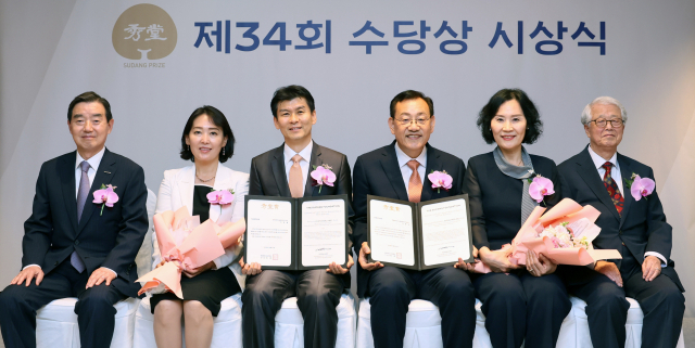(왼쪽부터) 수당재단 김윤 이사장, 한국과학기술원 이효철 교수 내외, 전북대학교 이중희 교수 내외, 진정일 수당상 운영위원장 (사진= 삼양그룹 제공)
