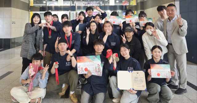 대회에 참가한 대구가톨릭대 외식조리제과제빵학과 학생들이 기념촬영을 하고 있다. 대구가톨릭대 제공
