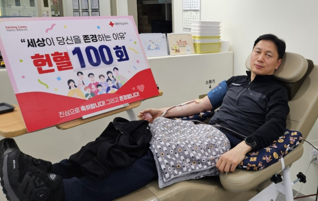 안동산림항공관리소 한준희 헬기 기장이 헌혈 104회를 기록하면서 대한적십자사로부터