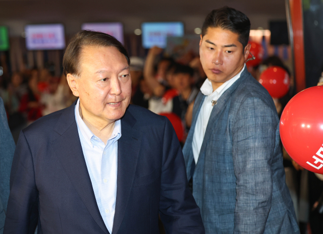 윤석열 전 대통령이 21일 서울 메가박스 동대문에서 이영돈 PD가 제작한 다큐멘터리 영화