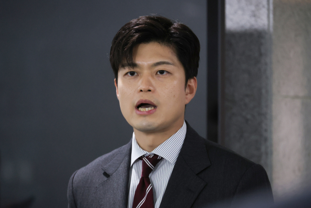 국민의힘 김용태 비상대책위원장이 21일 서울 여의도 국회 의원회관에서 행사를 마치고 나오며 취재진의 질문에 답변하고 있다. 연합뉴스