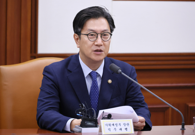김범석 기획재정부 장관 직무대행 1차관이 21일 서울 종로구 정부서울청사에서 열린 경제관계장관회의 겸 산업경쟁력강화 관계장관회의에서 발언하고 있다. 연합뉴스