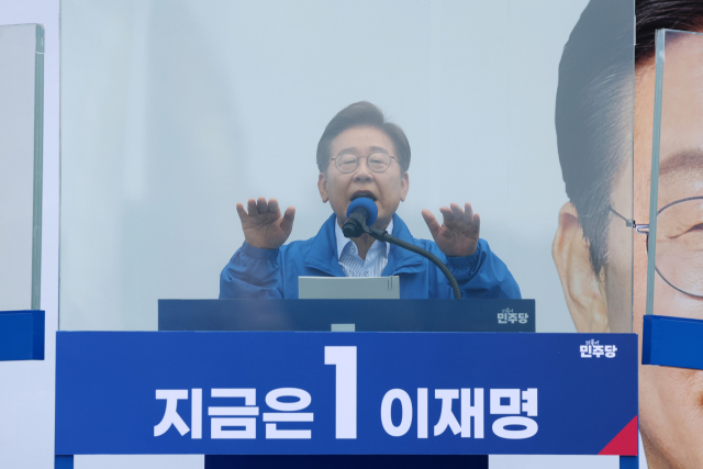 더불어민주당 이재명 대선 후보가 20일 경기 고양시 일산문화광장에서 열린 집중유세에서 시민들에게 지지를 호소하고 있다. 연합뉴스