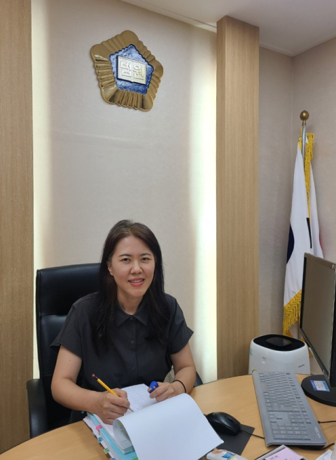 정현숙 부장판사가 대구가정법원 경주지원 조정실에서 포즈를 취하고 있다. 정현숙 부장판사 제공