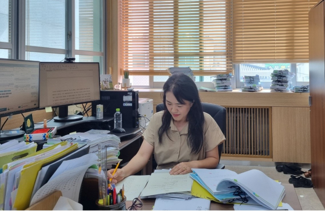 정현숙 부장판사가 대구가정법원 경주지원 집무실에서 사건 기록을 들여다보고 있다. 정현숙 부장판사 제공
