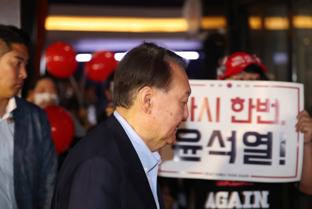 윤석열 전 대통령이 21일 서울 메가박스 동대문에서 이영돈 PD가 제작한 다큐멘터리 영화 