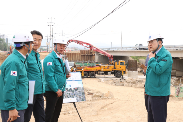 주낙영 경주시장(오른쪽)이 2025 APEC 정상회의를 앞두고 기반시설 정비사업 현장을 찾아 공사 추진 상황을 점검하고 있다. 경주시 제공
