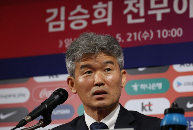 김승희 대한축구협회 전무이사가 21일 서울 종로구 축구회관에서 기자간담회를 하고 있다. 축구협회는 지난 4월 35년간 대전 코레일에서 활약한 김승희 감독을 전무이사로 전격 발탁하며 정몽규 회장 체제 새 집행부 구성을 완료했다. 연합뉴스