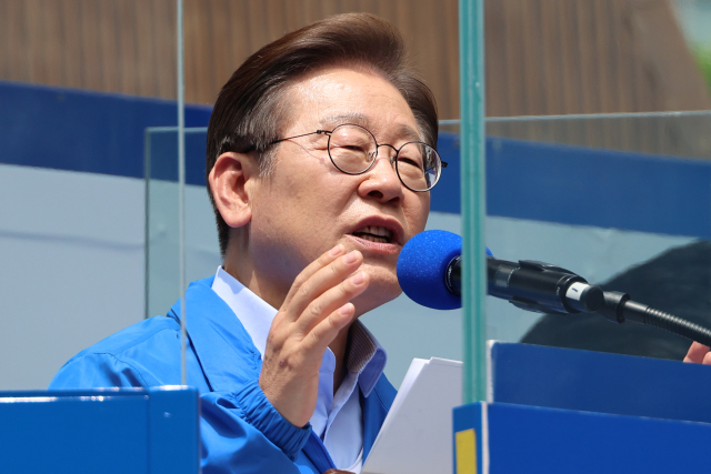 더불어민주당 이재명 대선 후보가 21일 인천광역시 남동구 구월 로데오광장에서 열린 유세에서 시민들에게 지지를 호소하고 있다. 연합뉴스