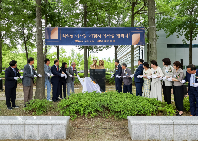 영남대학교가 21일 최혁영 이사장 부부 흉상 제막식을 열었다. 영남대 제공