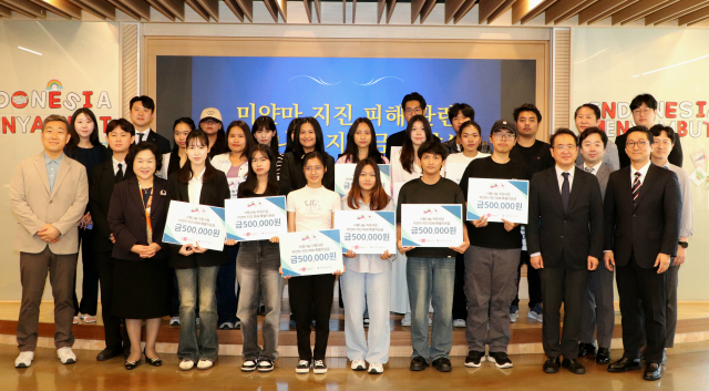 계명대는 21일 미얀마 지진 피해 학생 19명에게 사랑나눔 지원금을 전달했다. 계명대 제공