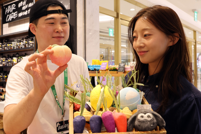 롯데백화점 대구점은 21일 지하1층 러쉬(LUSH) 매장에서 당근, 복숭아, 레몬 등 모양의 캐릭터 입욕제를 판매한다고 밝혔다. 롯데백화점 관계자는 