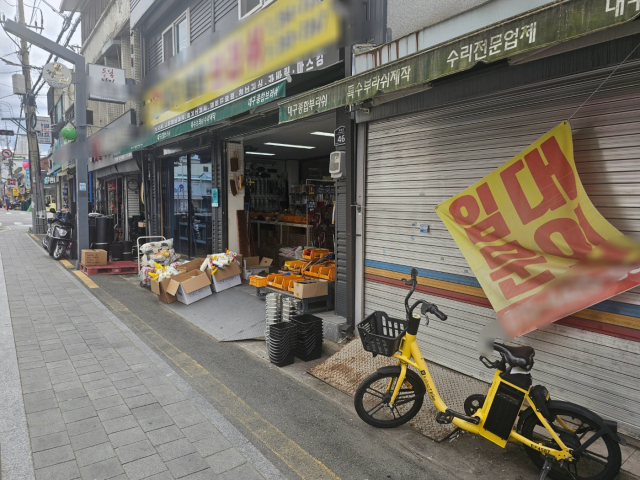 21일 오후 대구 중구 북성로 공구골목 점포에 임대 현수막이 걸려 있다. 정우태 기자