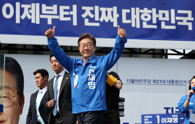 이재명 더불어민주당 대선 후보가 21일 인천광역시 부평역 북광장에서 열린 집중유세에서 시민들에게 인사하고 있다. 연합뉴스