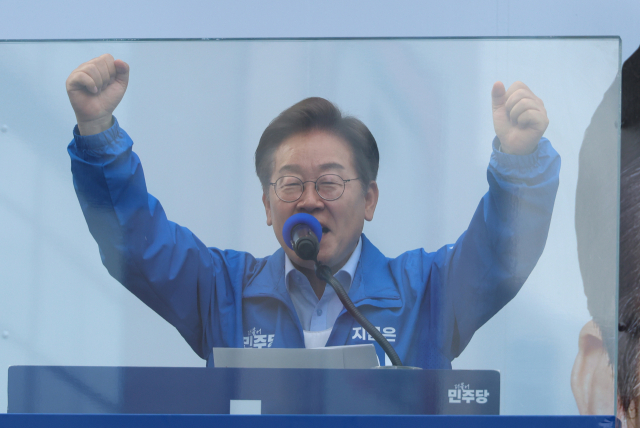 더불어민주당 이재명 대선 후보가 21일 인천광역시 서구 청라동 유세에서 시민들에게 지지를 호소하고 있다. 연합뉴스