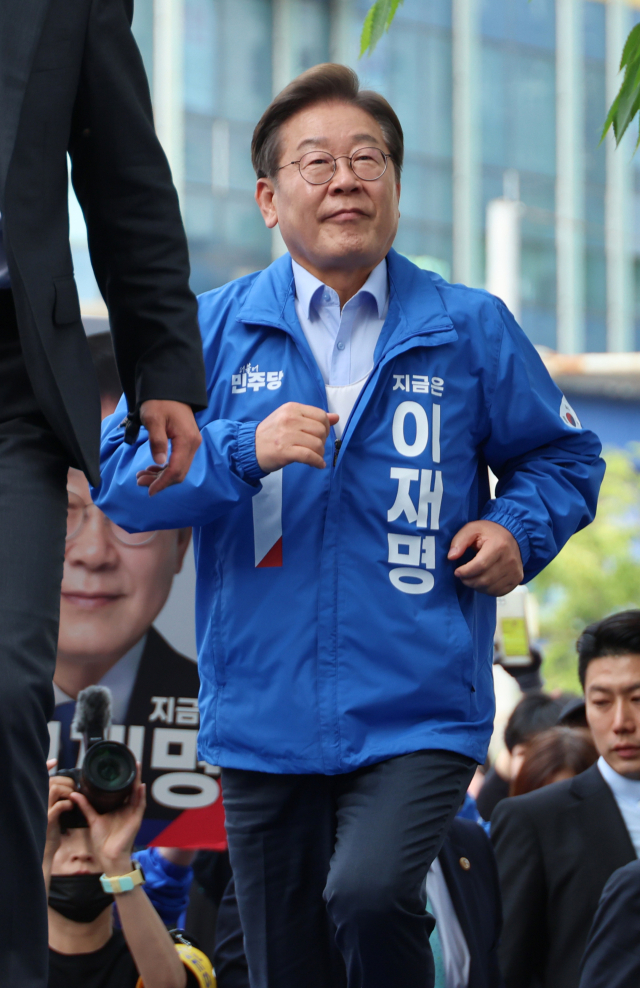 더불어민주당 이재명 대선 후보가 21일 인천광역시 서구 청라동 유세에서 연단에 오르고 있다. 연합뉴스