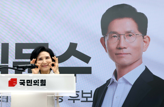 국민의힘 김문수 대선후보 배우자 설난영 여사가 21일 서울 여의도 중앙당사에서 열린 정정당당 여성본부 필승결의대회에서 인사말을 하기에 앞서 포즈를 취하고 있다. 연합뉴스
