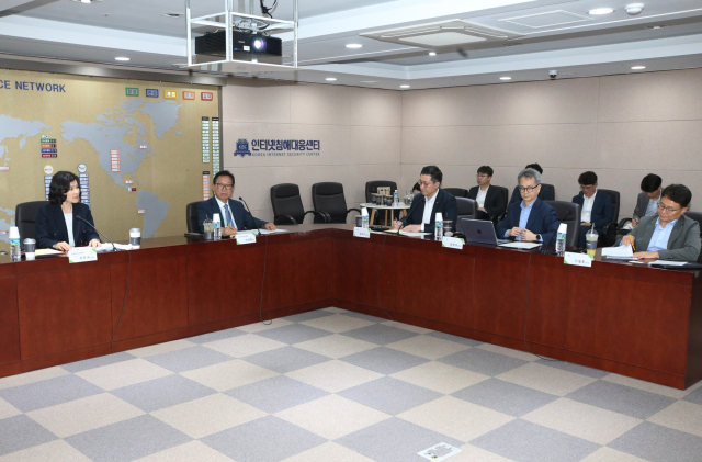 이진숙 방송통신위원회 위원장(왼쪽)이 21일 한국인터넷진흥원(KISA) 서울청사에서 열린