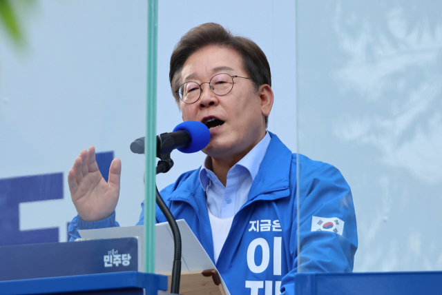 더불어민주당 이재명 대선 후보가 21일 인천광역시 서구 청라동 유세에서 시민들에게 지지를 호소하고 있다. 연합뉴스