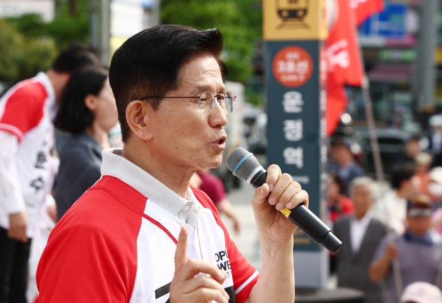 국민의힘 김문수 대선 후보가 21일 경기 파주시 파주 새암공원에서 유세를 하고 있다. 연합뉴스