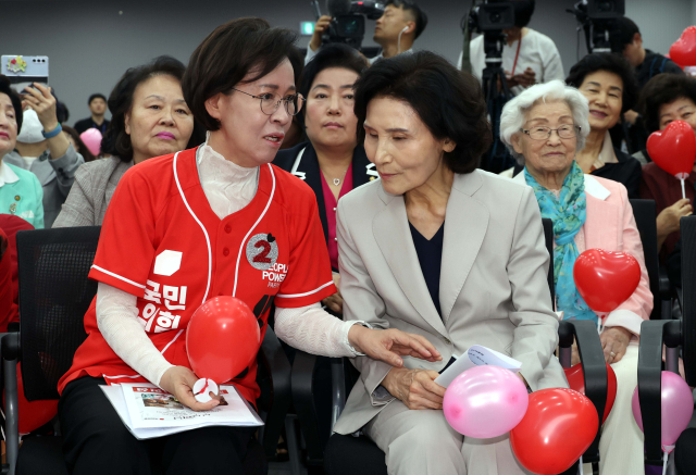 국민의힘 김문수 대선후보 배우자 설난영 여사(왼쪽)가 21일 서울 여의도 중앙당사에서 열린 정정당당여성본부 필승결의대회에서 이인선(왼쪽) 여성본부장과 대화하고 있다. 연합뉴스