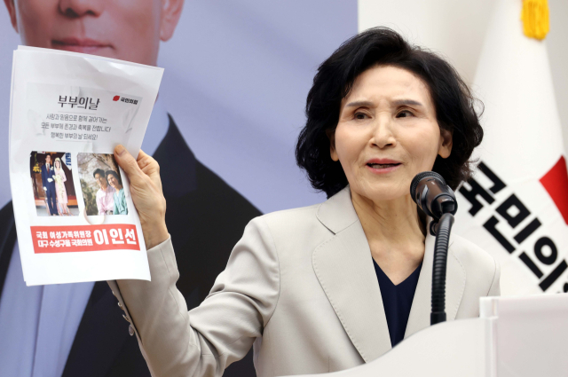 국민의힘 김문수 대선후보 배우자 설난영 여사가 21일 서울 여의도 중앙당사에서 열린 정정당당여성본부 필승결의대회에서 인사말을 하며 결혼사진을 들어보이고 있다. 연합뉴스