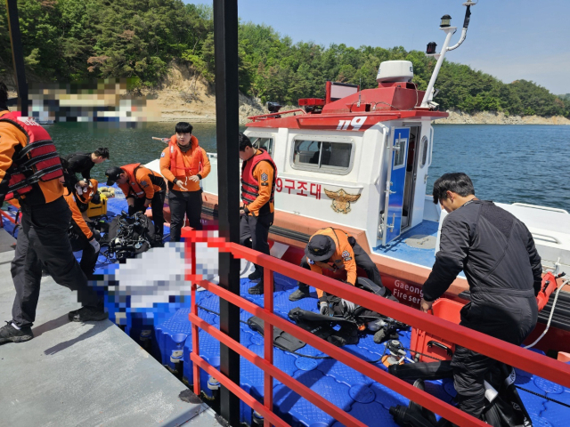 지난 19일 수난구조대와 119구조대원들이 안동댐에서 수중 인양한 시신을 수습하고 있다. 독자 제공