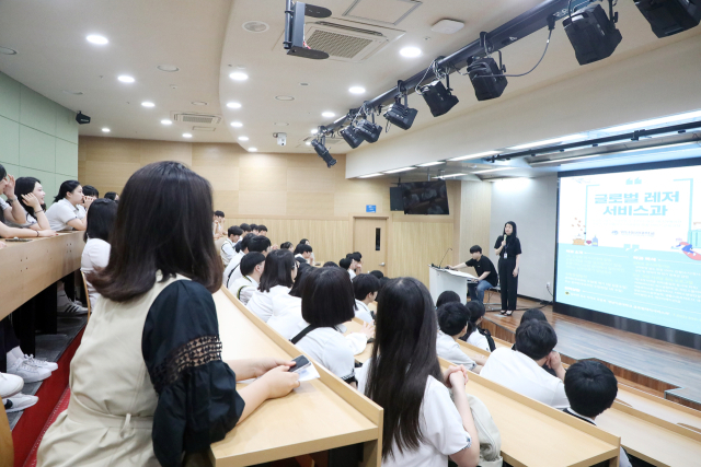 영남이공대 글로벌레저서비스과 김수연 교수가 학과에 대해 설명하고 있다. 영남이공대 제공