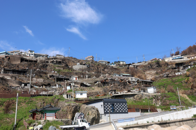 지난 7일 경북 영덕군 영덕읍 석리 따개비마을이 산불 피해에서 벗어나지 못한 채 복구의 손길을 기다리고 있다. 연합뉴스