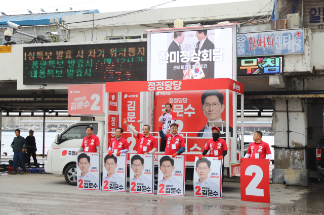 22일 이상휘 국민의힘 의원(포항남구울릉)이 대선 유세차에 올라 김문수 후보 지지를 호소하고 있다. 의원 측 제공