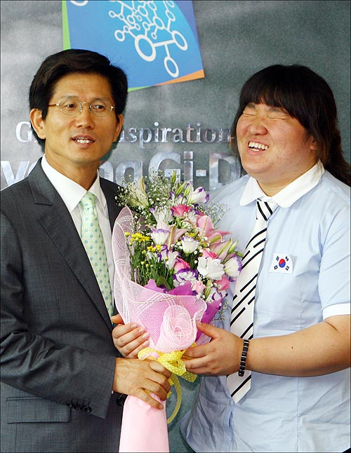 2008년 8월 29일 오후 경기도청을 방문한 베이징 올림픽 금메달 리스트 장미란 선수(오른쪽)가 김문수 경기도지사의 농담에 크게 웃고 있다. 사진. 경기도뉴스포털