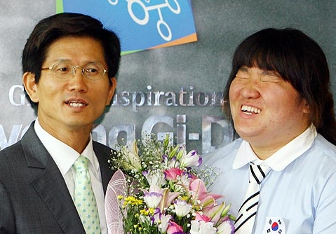 장미란 신화 뒤엔 김문수 있었다?…역도 사상 첫 연봉계약부터 전용체육관까지
