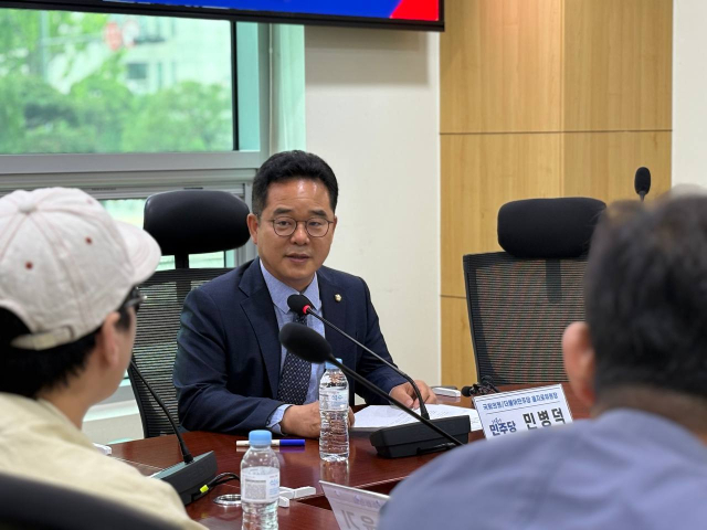민병덕 더불어민주당 국회의원이 22일 국회에서 더본코리아 가맹점주들과 만나 피해 사례를 듣고 있다.