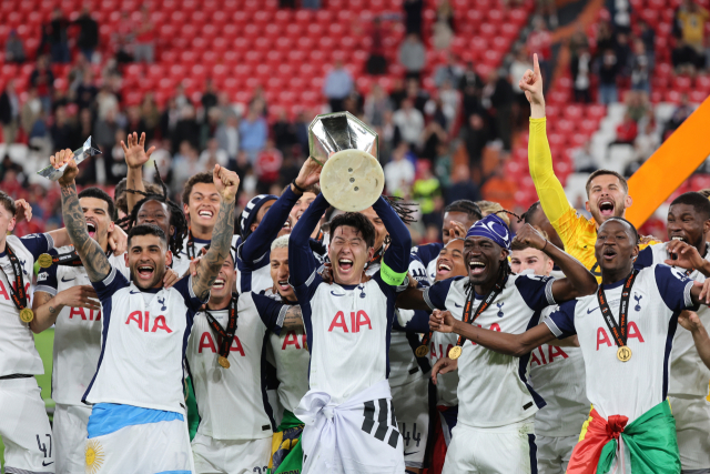 토트넘의 손흥민과 동료들이 22일 스페인 빌바오의 산 마메스 경기장에서 열린 2024-2025 UEFA 유로파리그 결승에 출격, 맨체스터 유나이티드를 꺾고 우승을 차지한 뒤 우승 트로피를 들어올리며 기뻐하고 있다. 연합뉴스