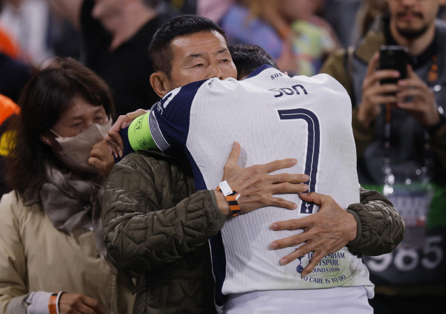 토트넘의 손흥민이 22일 스페인 빌바오에서 2024-2025 유럽축구연맹(UEFA) 유로파리그 우승을 확정한 뒤 아버지 손웅정 씨를 부둥켜 안고 있다. 연합뉴스