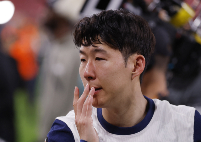 토트넘의 손흥민이 22일 스페인 빌바오에서 2024-2025 유럽축구연맹(UEFA) 유로파리그 우승을 확정한 뒤 감격의 눈물을 흘리고 있다. 연합뉴스
