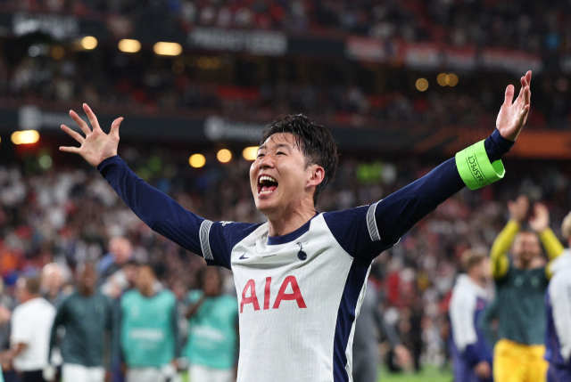 토트넘의 손흥민이 22일 스페인 빌바오에서 2024-2025 유럽축구연맹(UEFA) 유로파리그 우승을 확정한 뒤 환호하고 있다. 연합뉴스