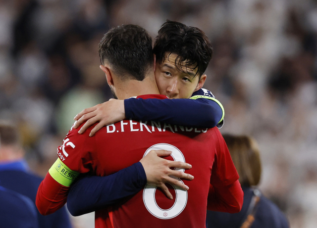 토트넘의 주장 손흥민이 22일 스페인 빌바오에서 2024-2025 유럽축구연맹(UEFA) 유로파리그 우승을 확정한 뒤 상대팀인 맨체스터 유나이티드의 주장 브루누 페르난데스를 안아주며 위로하고 있다. 연합뉴스