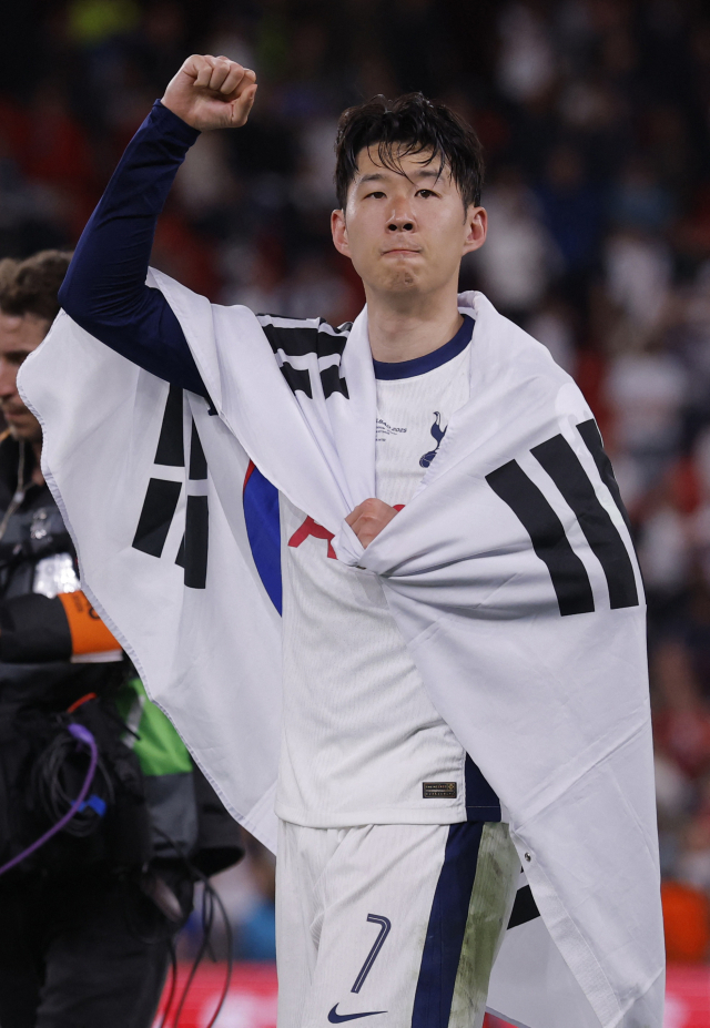 토트넘의 손흥민이 22일 스페인 빌바오에서 2024-2025 유럽축구연맹(UEFA) 유로파리그 우승을 확정한 뒤 태극기를 두른 채 기뻐하고 있다. 연합뉴스
