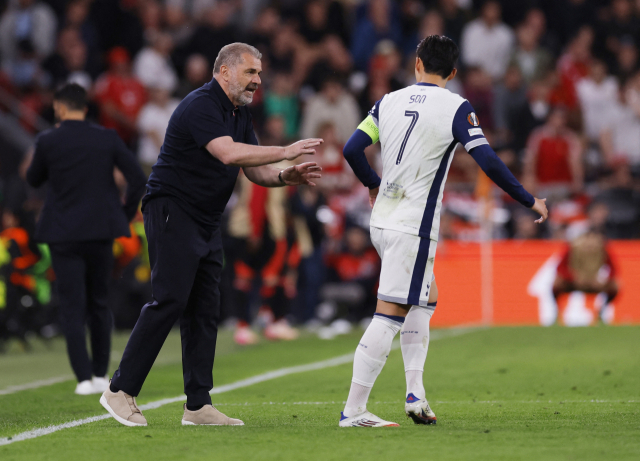 토트넘의 손흥민이 22일 스페인 빌바오의 산 마메스 경기장에서 열린 2024-2025 UEFA 유로파리그 맨체스터 유나이티드와의 결승전 도중 안지 포스테코글루 감독의 지시 사항을 듣고 있다. 연합뉴스