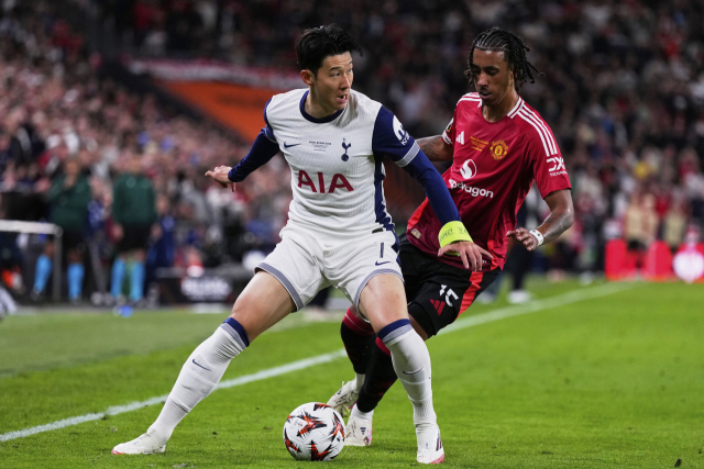 토트넘의 손흥민이 22일 스페인 빌바오의 산 마메스 경기장에서 열린 2024-2025 UEFA 유로파리그 결승에 출격, 맨체스터 유나이티드의 레니 요로를 등진 채 공을 확보하고 있다. 연합뉴스