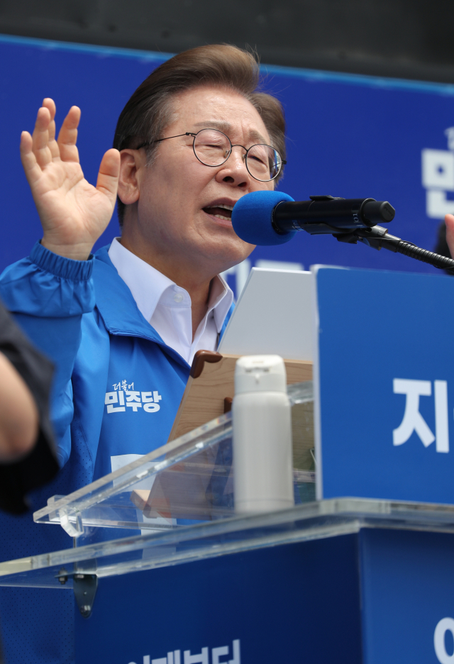 더불어민주당 이재명 대선 후보가 22일 오전 제주시 동문로터리에서 유세를 하고 있다. 연합뉴스