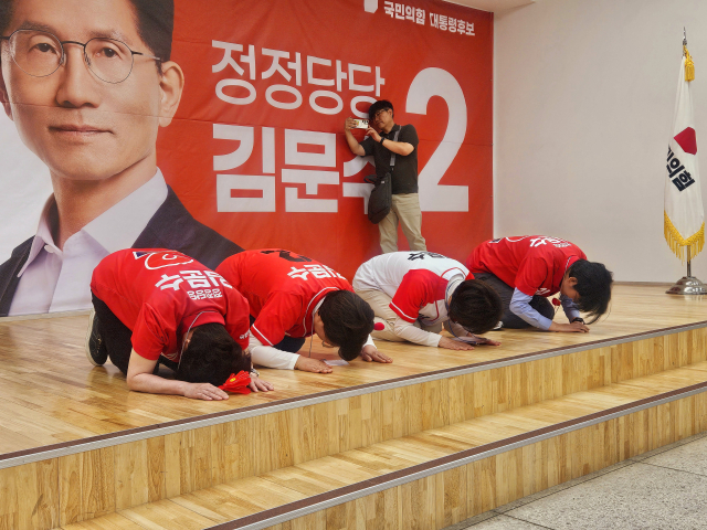 22일 오전 11시 반쯤 국민의힘 대구시당 5층 강당에서 열린 국민의힘 중앙선거대책위원회 여성본부 대구경북 필승결의대회에서 (왼쪽부터)강선영·이달희·이인선·조지연 의원이 큰절을 올리고 있다. 윤정훈 기자