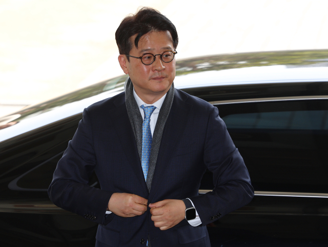 이창수 서울중앙지검장이 전격 사의를 표명한 것으로 20일 확인됐다. 법조계에 따르면 이 지검장은 이날 법무부에 사의를 표명했다. 이 지검장은 건강상의 이유로 사직의 뜻을 밝힌 것으로 알려졌다. 사진은 지난 3월 13일 탄핵소추가 기각된 뒤 서울중앙지검으로 출근하는 이 지검장. 연합뉴스