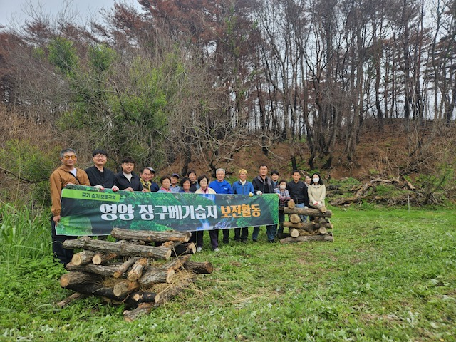 22일 영양군 환경보전과는 지역 주민들과 함께 영양 석보면 장구메기습지에 생태 환경 보전을 위한 곤충호텔(서식지)를 조성하고 기념 촬영하고 있다. 영양군 제공
